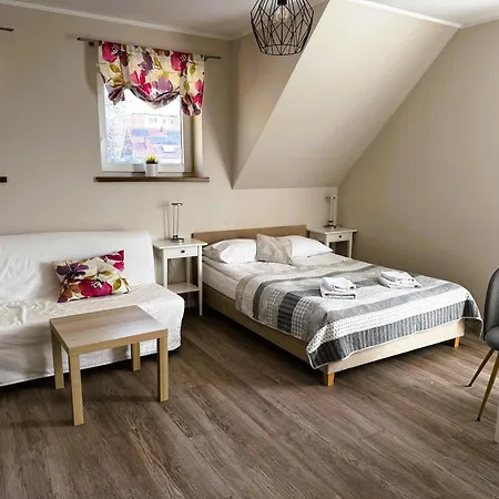 Lägenhet Apartamentykudowa - Pod Debami Z Ogrodem I Parkingiem, Kudowa-Zdrój