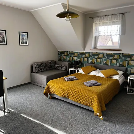 Lägenhet Apartamentykudowa - Pod Debami Z Ogrodem I Parkingiem,