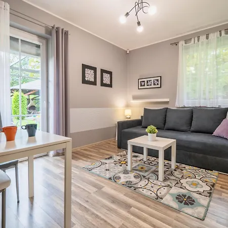 Lägenhet Apartamentykudowa - Pod Debami Z Ogrodem I Parkingiem, Kudowa-Zdrój