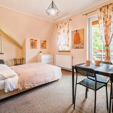 Apartamentykudowa - Pod Debami Z Ogrodem I Parkingiem, Lägenhet *