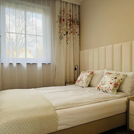 Lägenhet Apartamentykudowa - Pod Debami Z Ogrodem I Parkingiem,