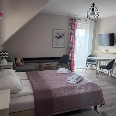 Apartamentykudowa - Pod Debami Z Ogrodem I Parkingiem, Apartment *