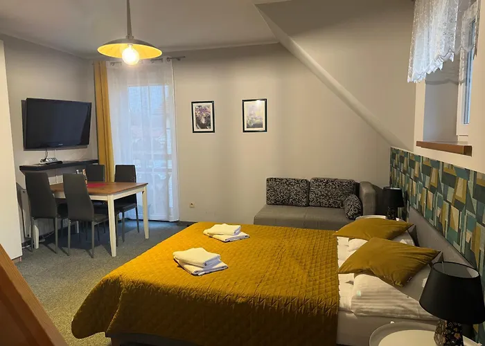 Apartamentykudowa - Pod Debami Z Ogrodem I Parkingiem, Apartment