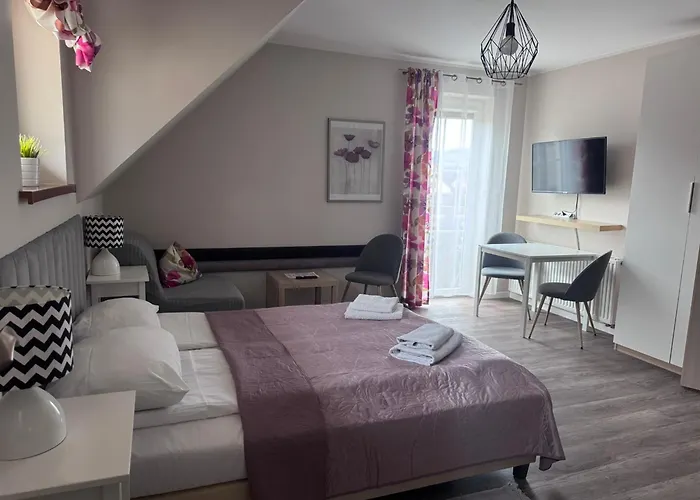 Apartamentykudowa - Pod Debami Z Ogrodem I Parkingiem, Apartment *